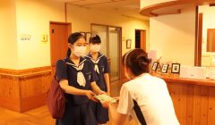 熊本信愛女学院JRC同好会の生徒さんがカードを届けてくれました。